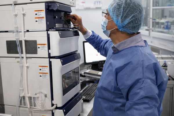 Científico trabajando con HPLC en laboratorio